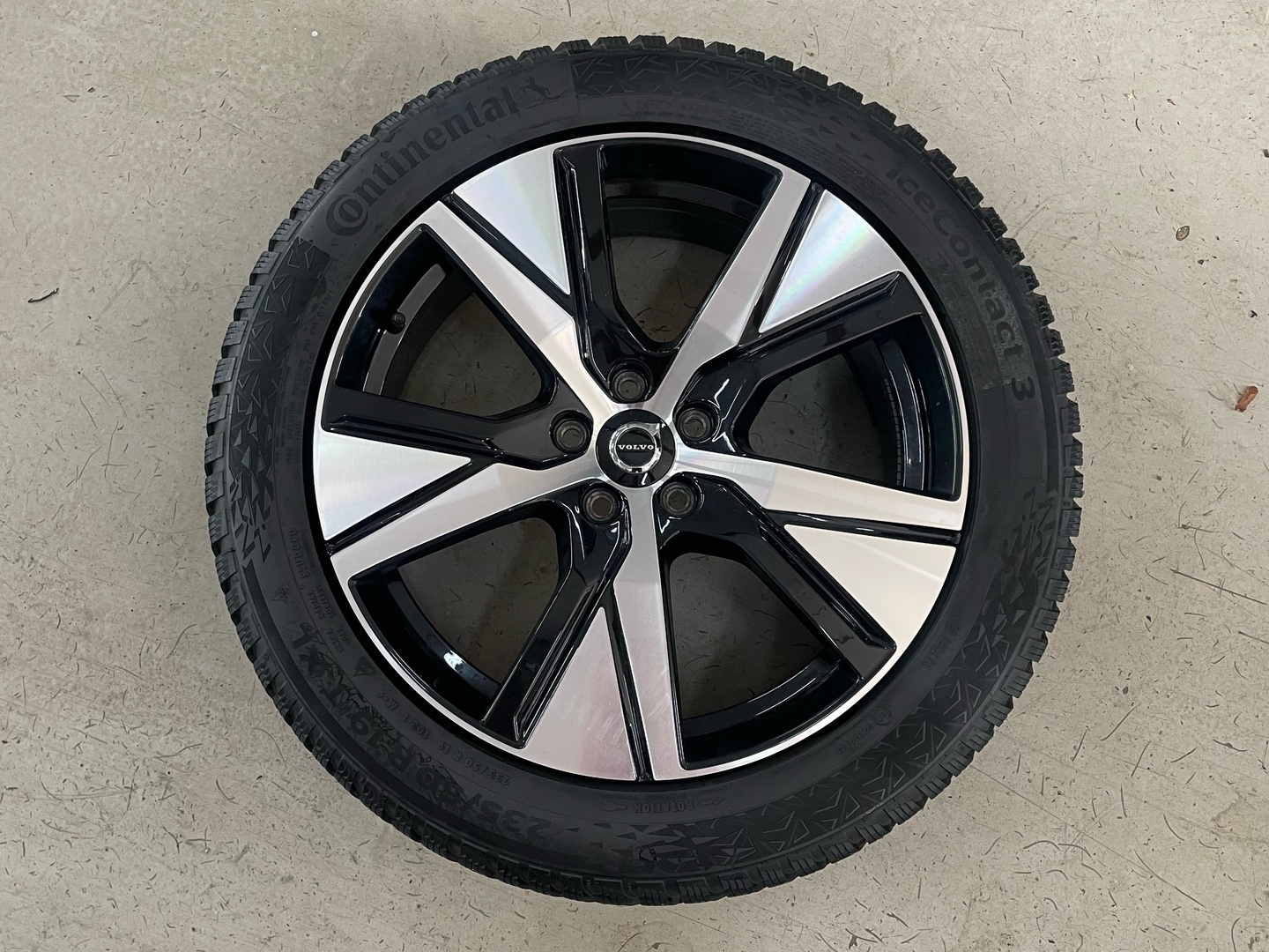 VOLVO XC40 2024