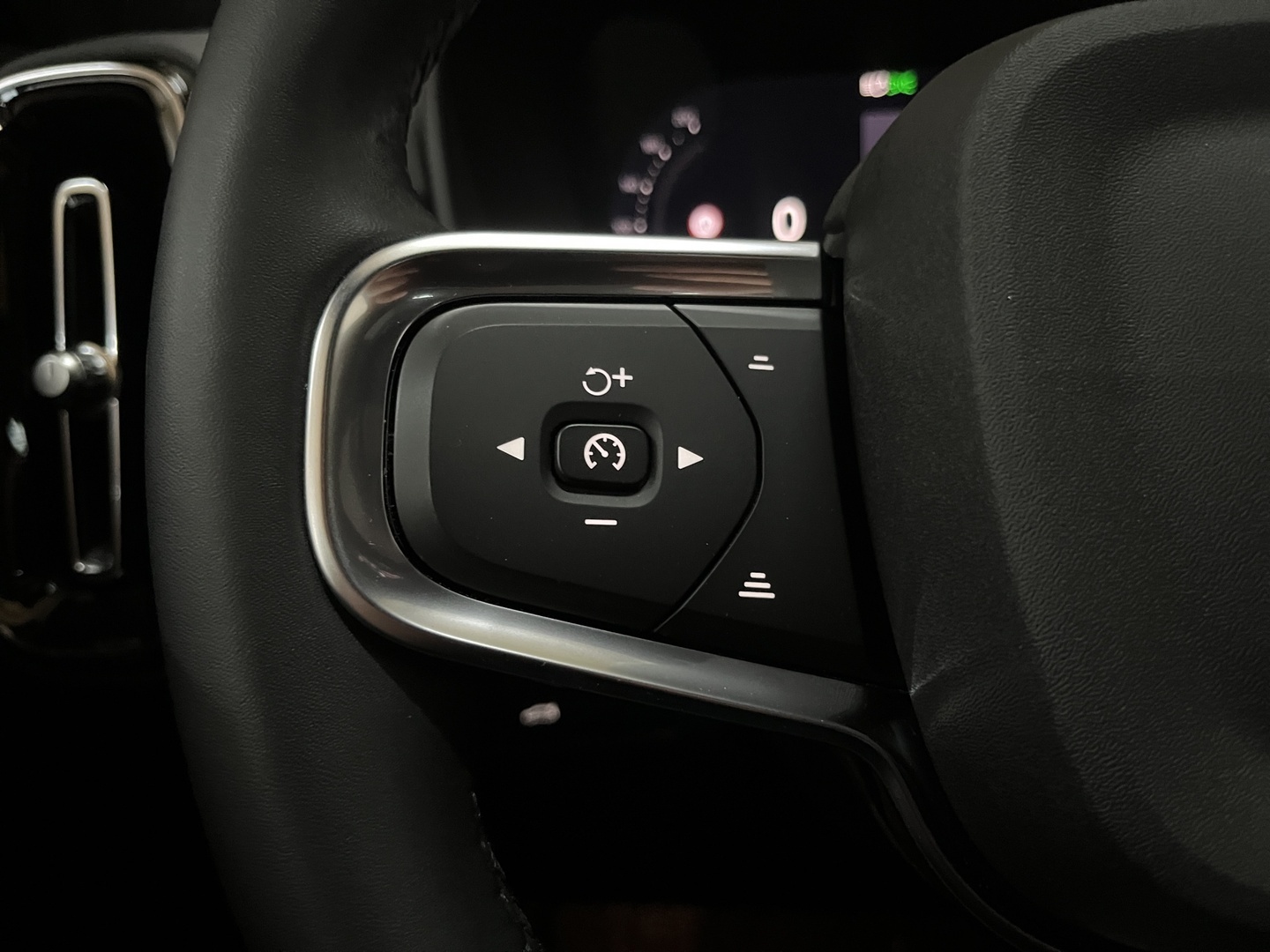 VOLVO XC40 2024
