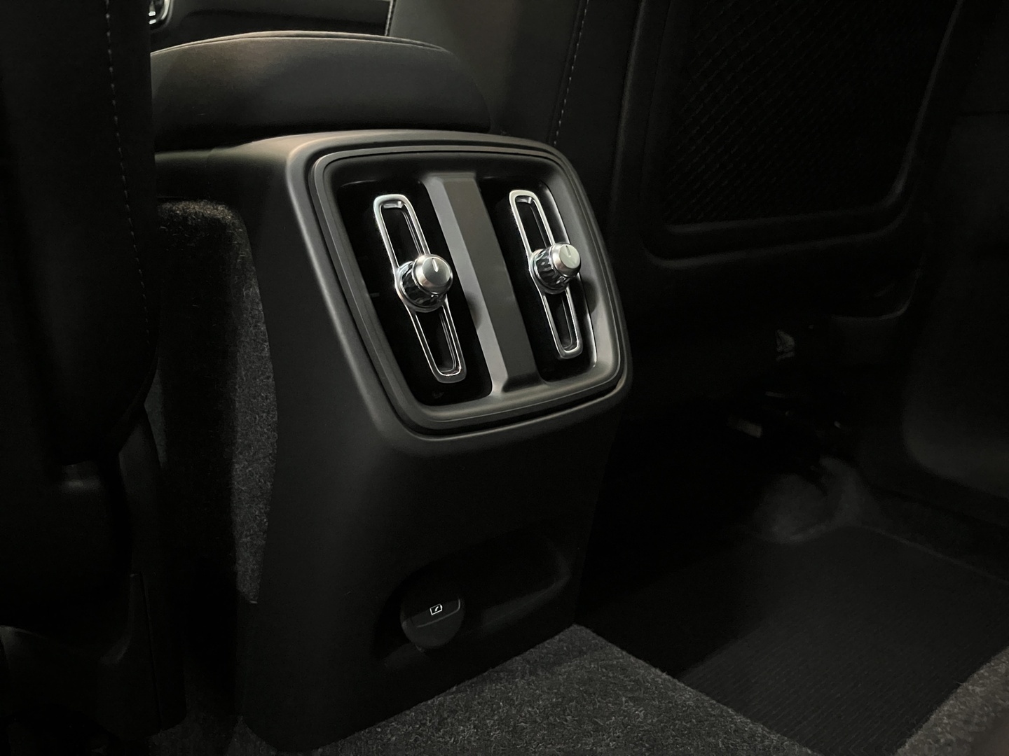 VOLVO XC40 2024