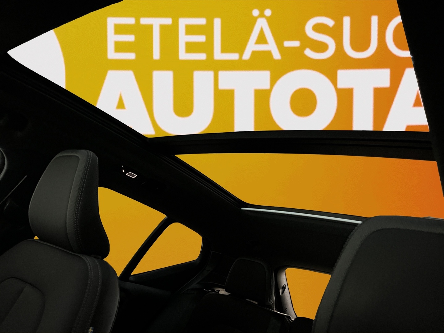 VOLVO XC40 2024