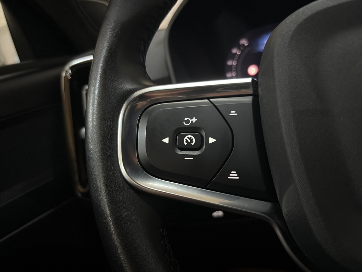 VOLVO XC40 2023