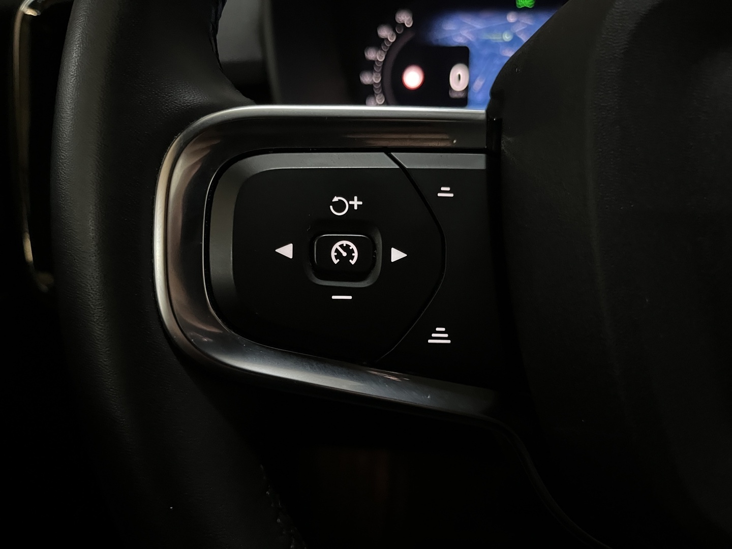 VOLVO XC40 2023