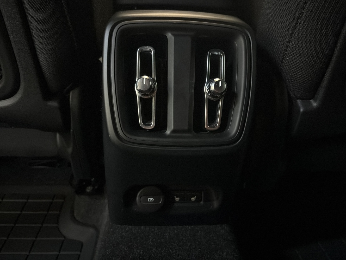 VOLVO XC40 2023