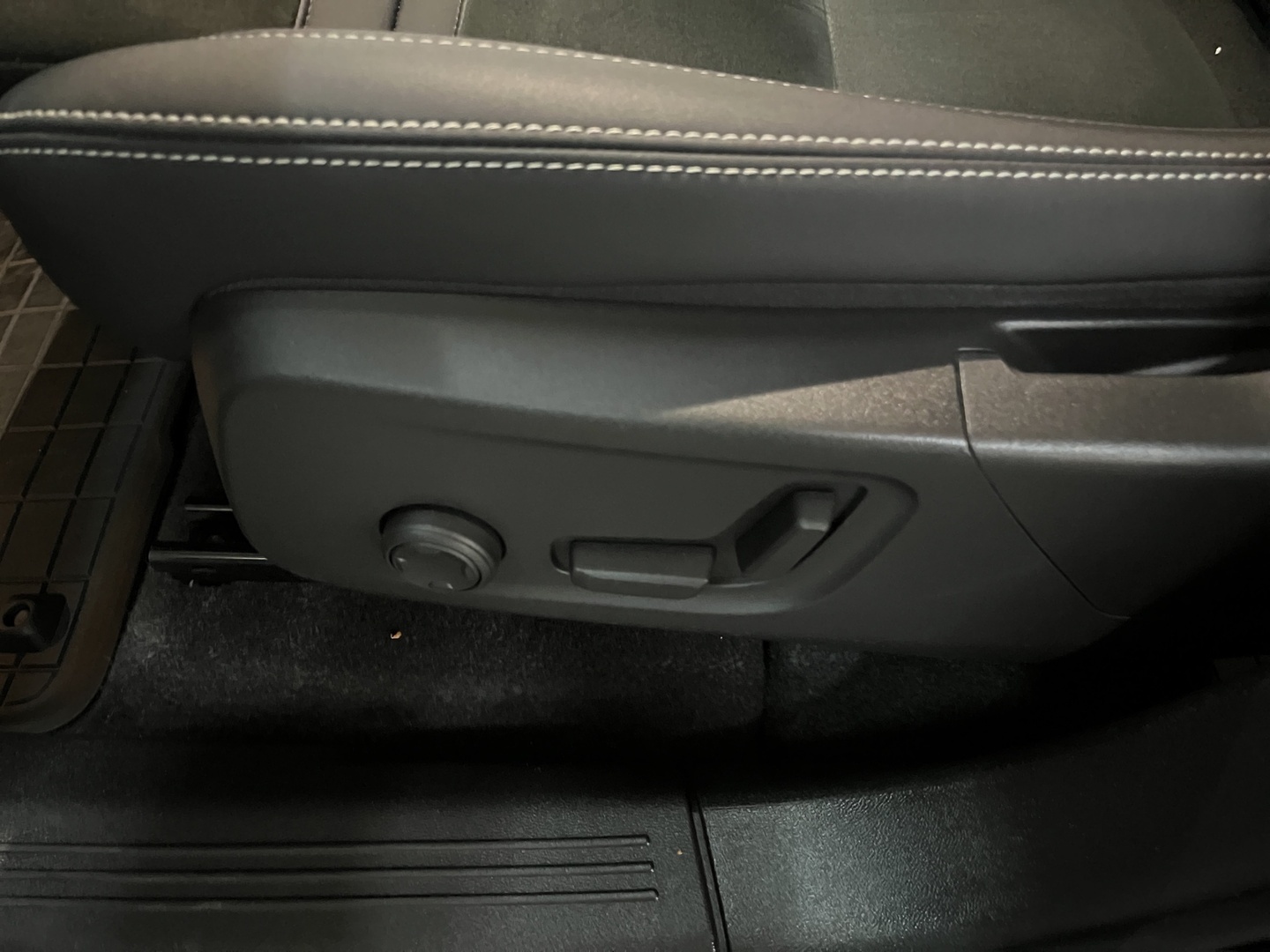 VOLVO C40 2023