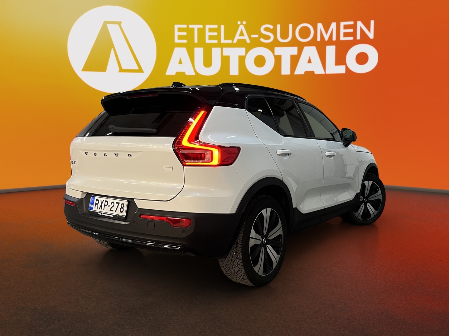 VOLVO XC40 2024