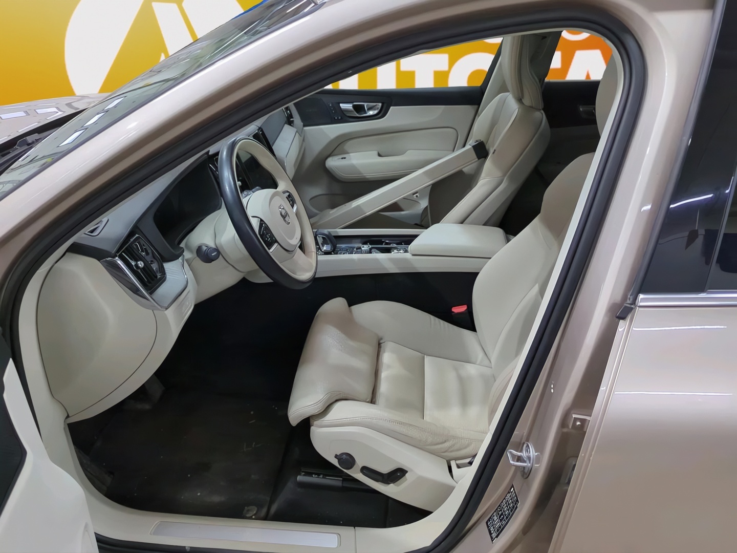 VOLVO XC60 2023