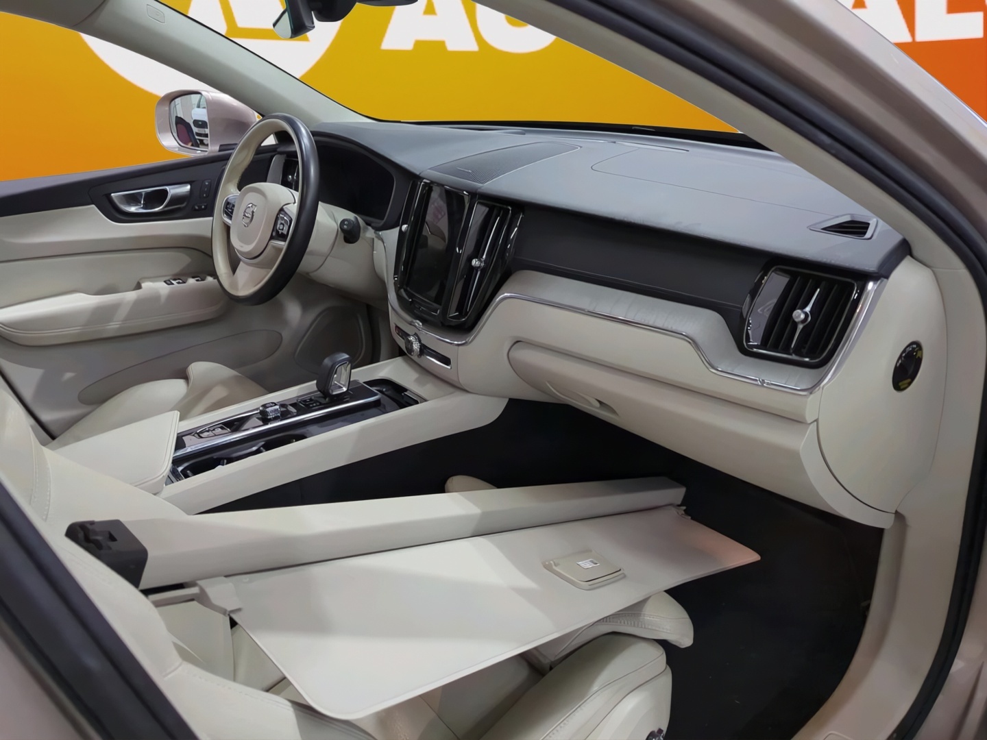 VOLVO XC60 2023