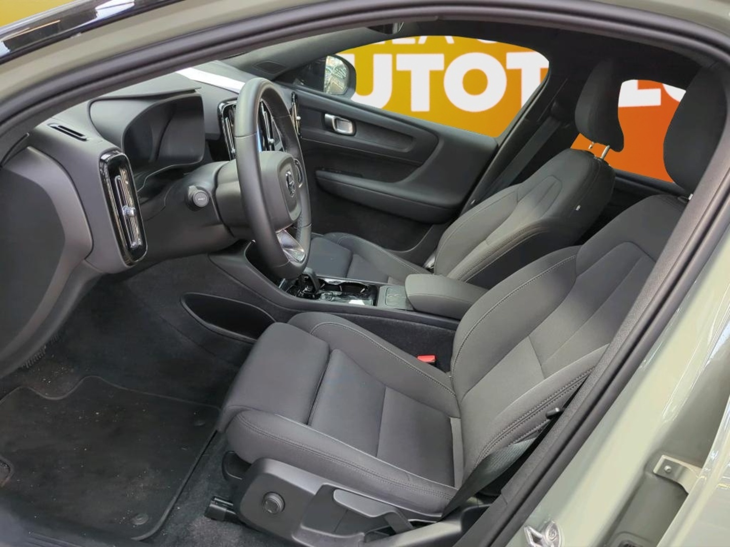 VOLVO XC40 2024