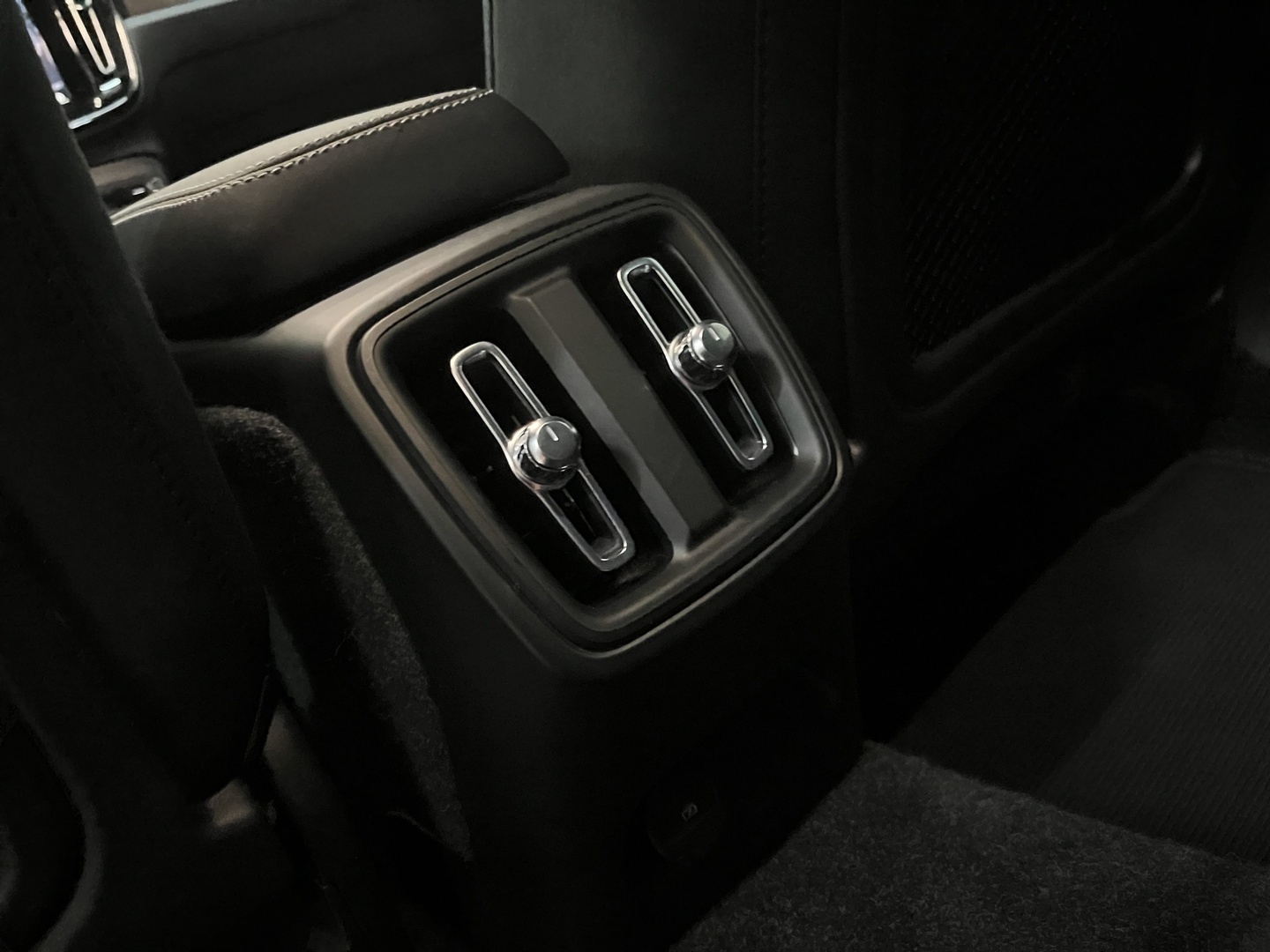 VOLVO XC40 2023