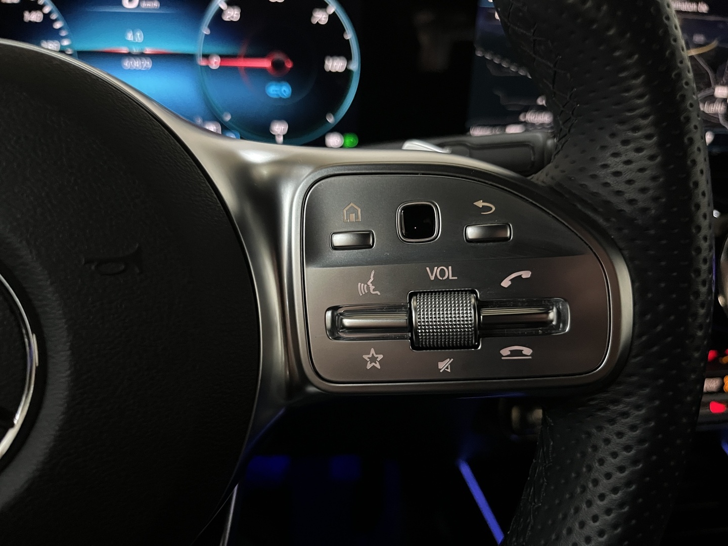 MERCEDES-BENZ EQA 2023