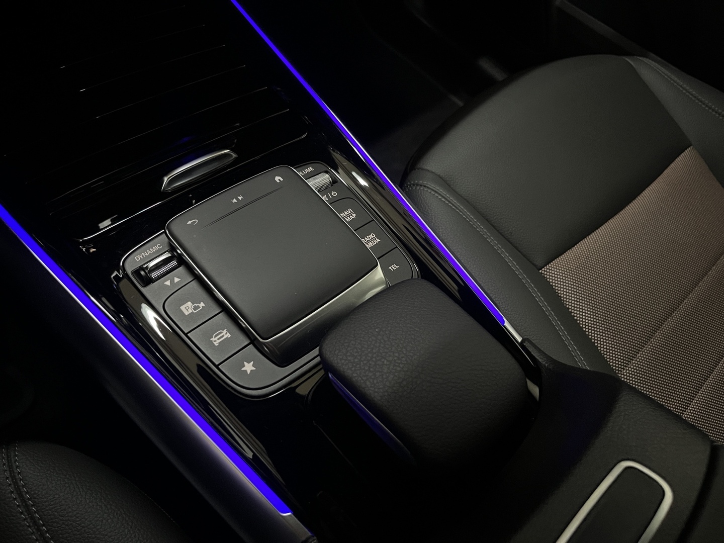 MERCEDES-BENZ EQA 2023