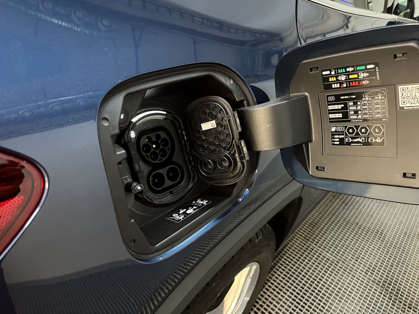 MERCEDES-BENZ EQA 2023