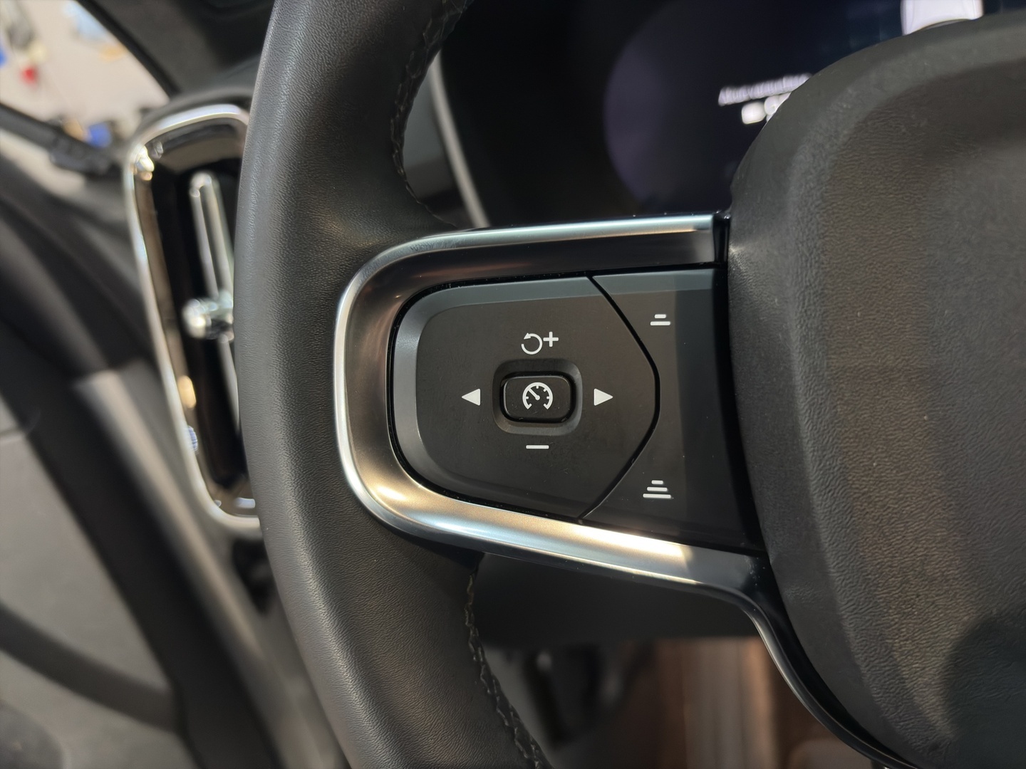 VOLVO C40 2023