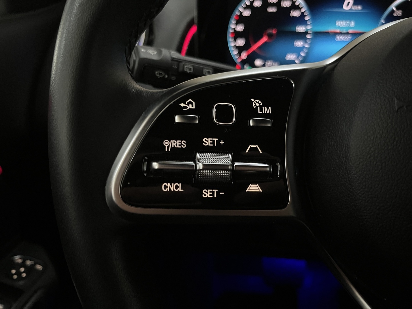 MERCEDES-BENZ EQB 2023