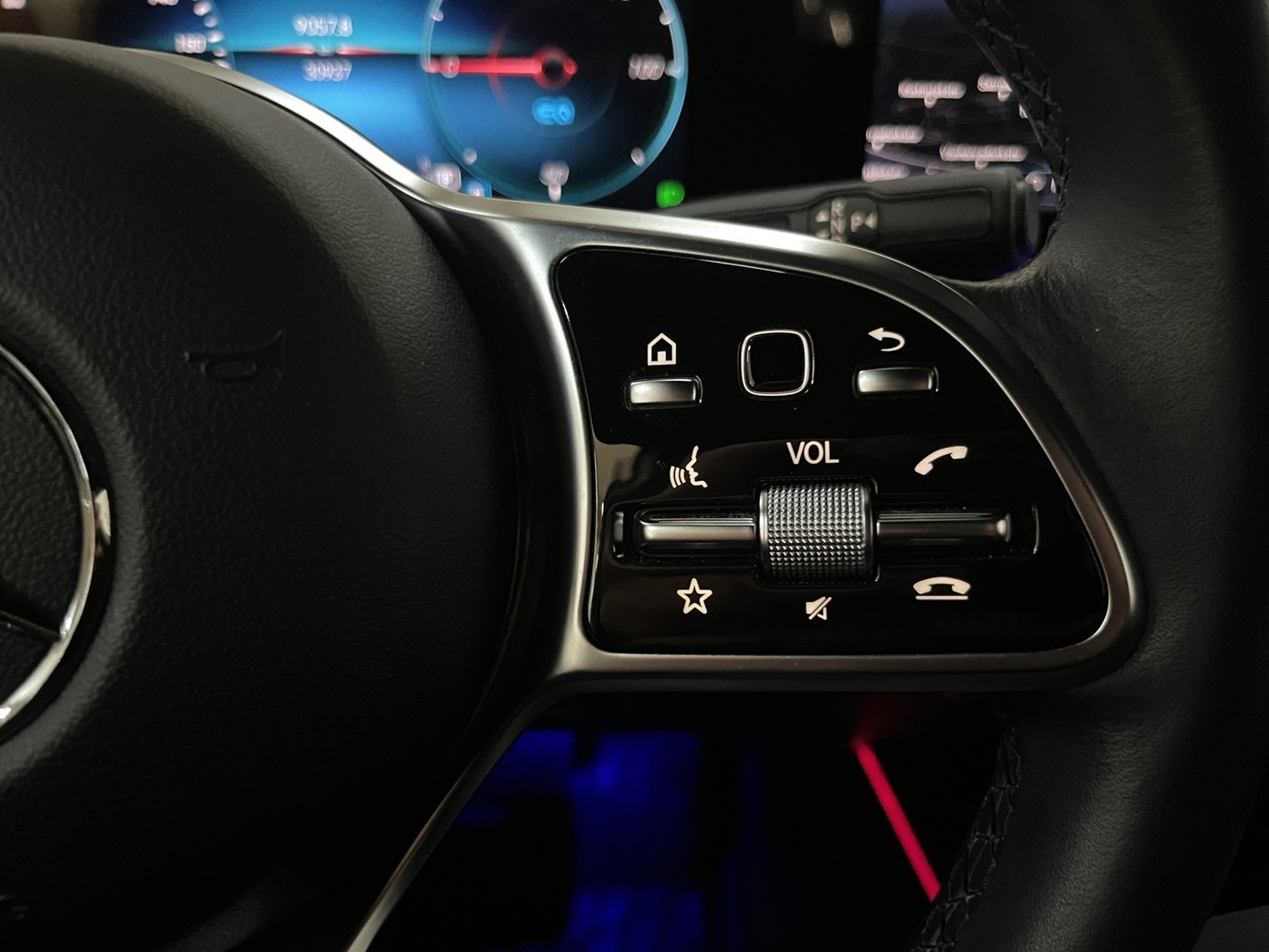 MERCEDES-BENZ EQB 2023