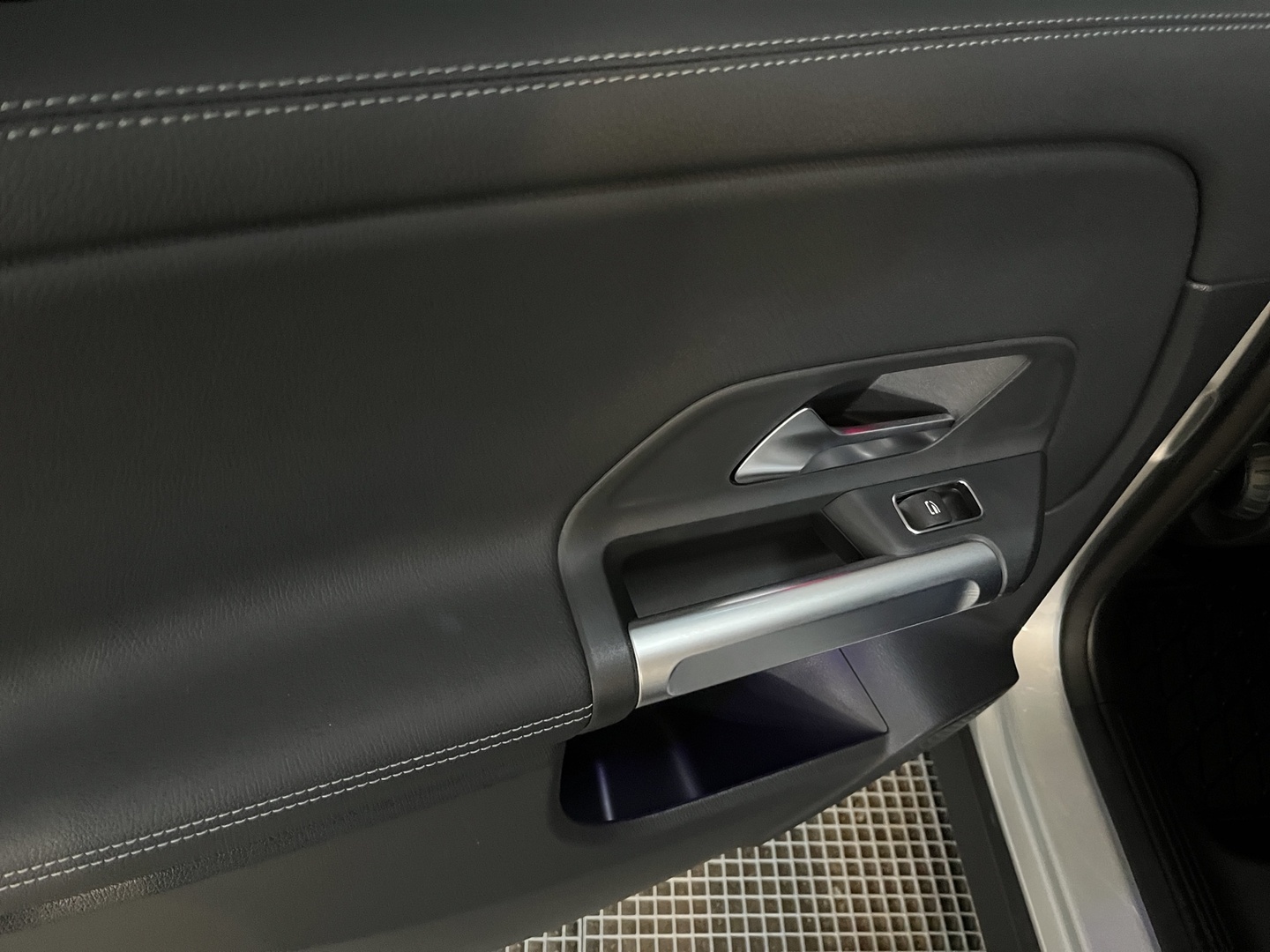 MERCEDES-BENZ EQB 2023