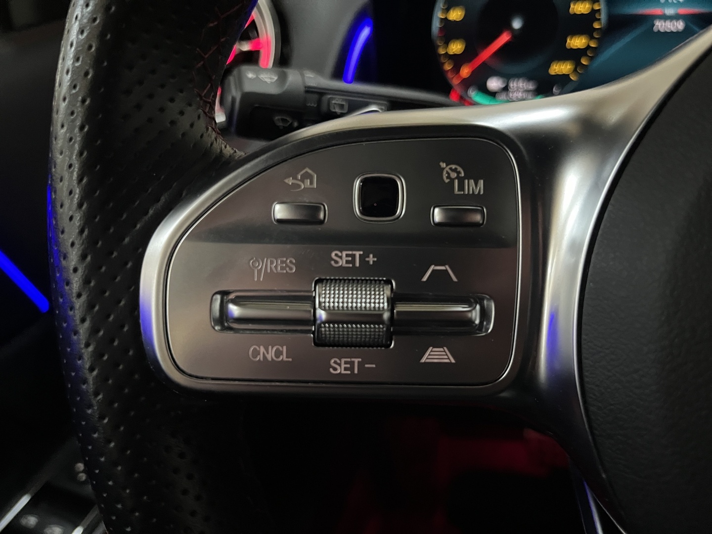 MERCEDES-BENZ EQB 2023