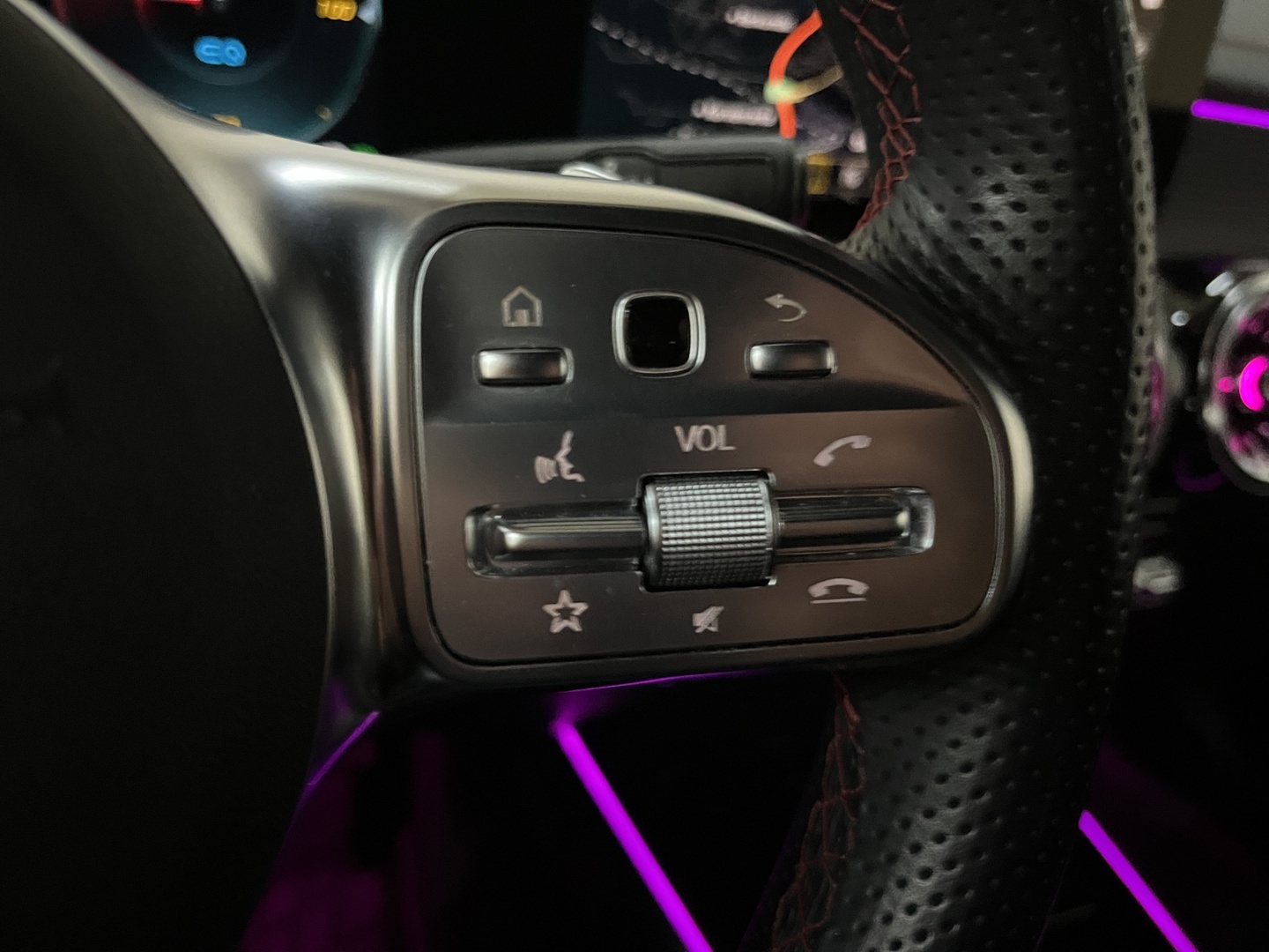 MERCEDES-BENZ EQB 2023