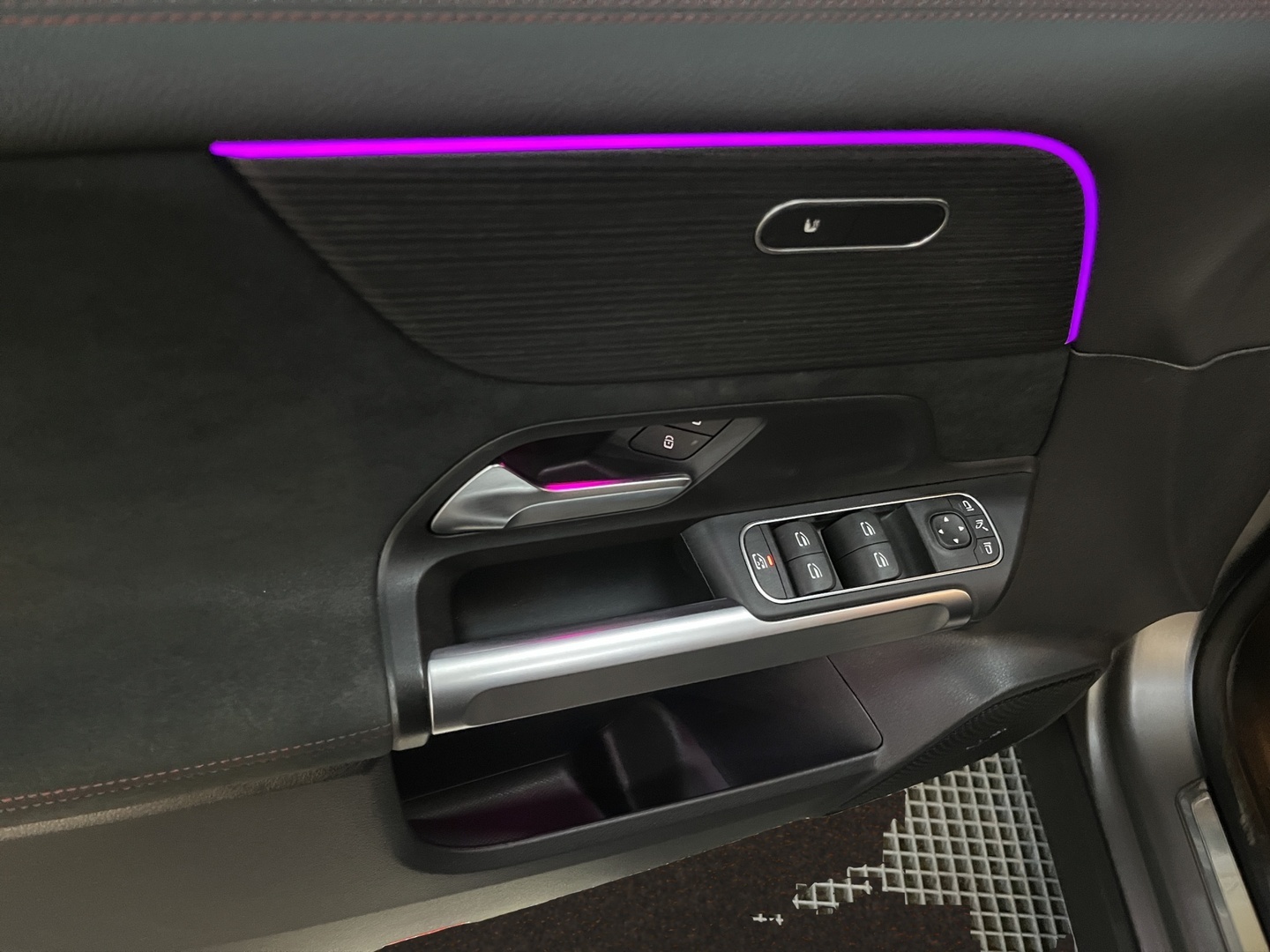 MERCEDES-BENZ EQB 2023