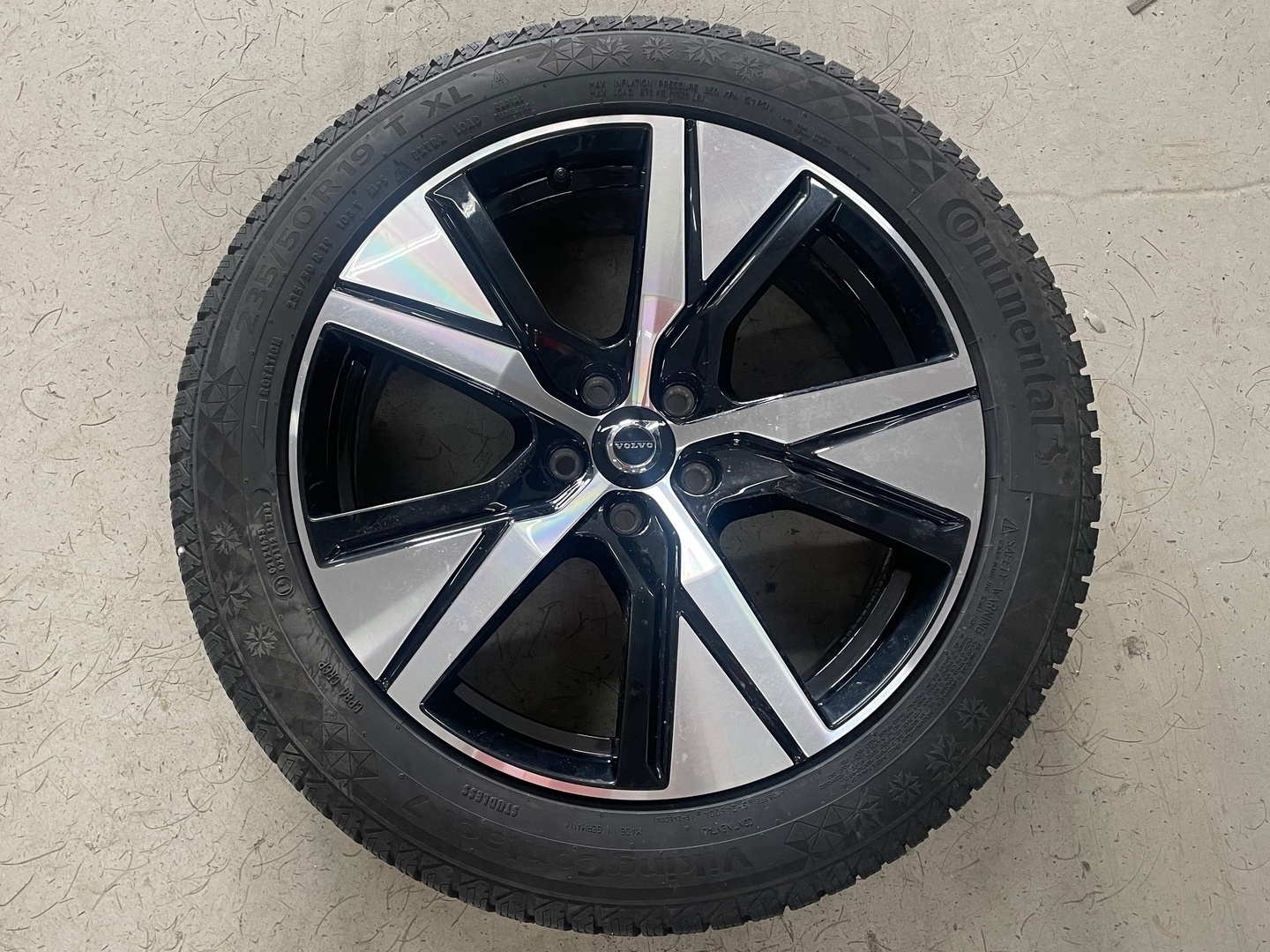 VOLVO XC40 2024