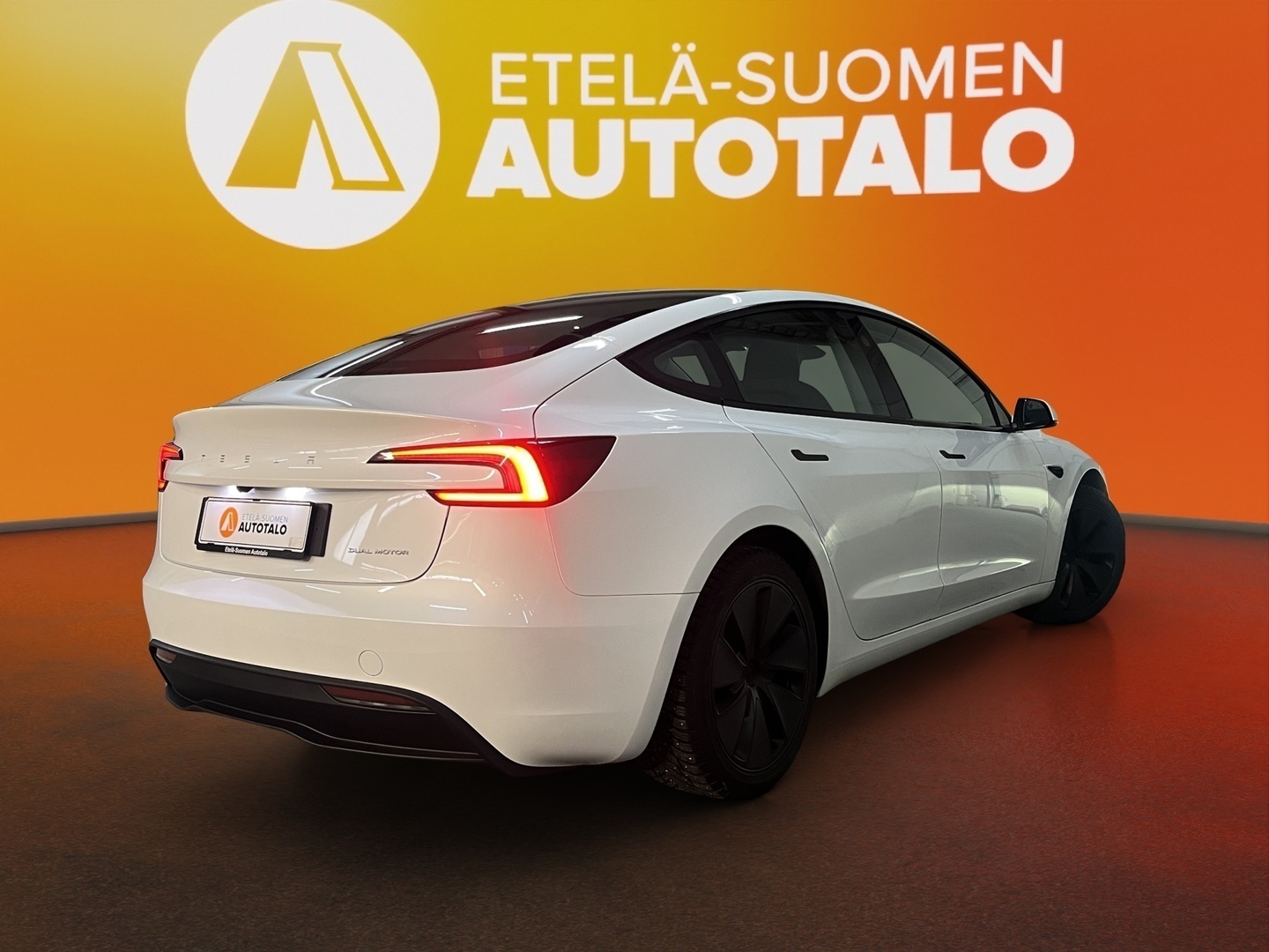 TESLA Model 3 2024