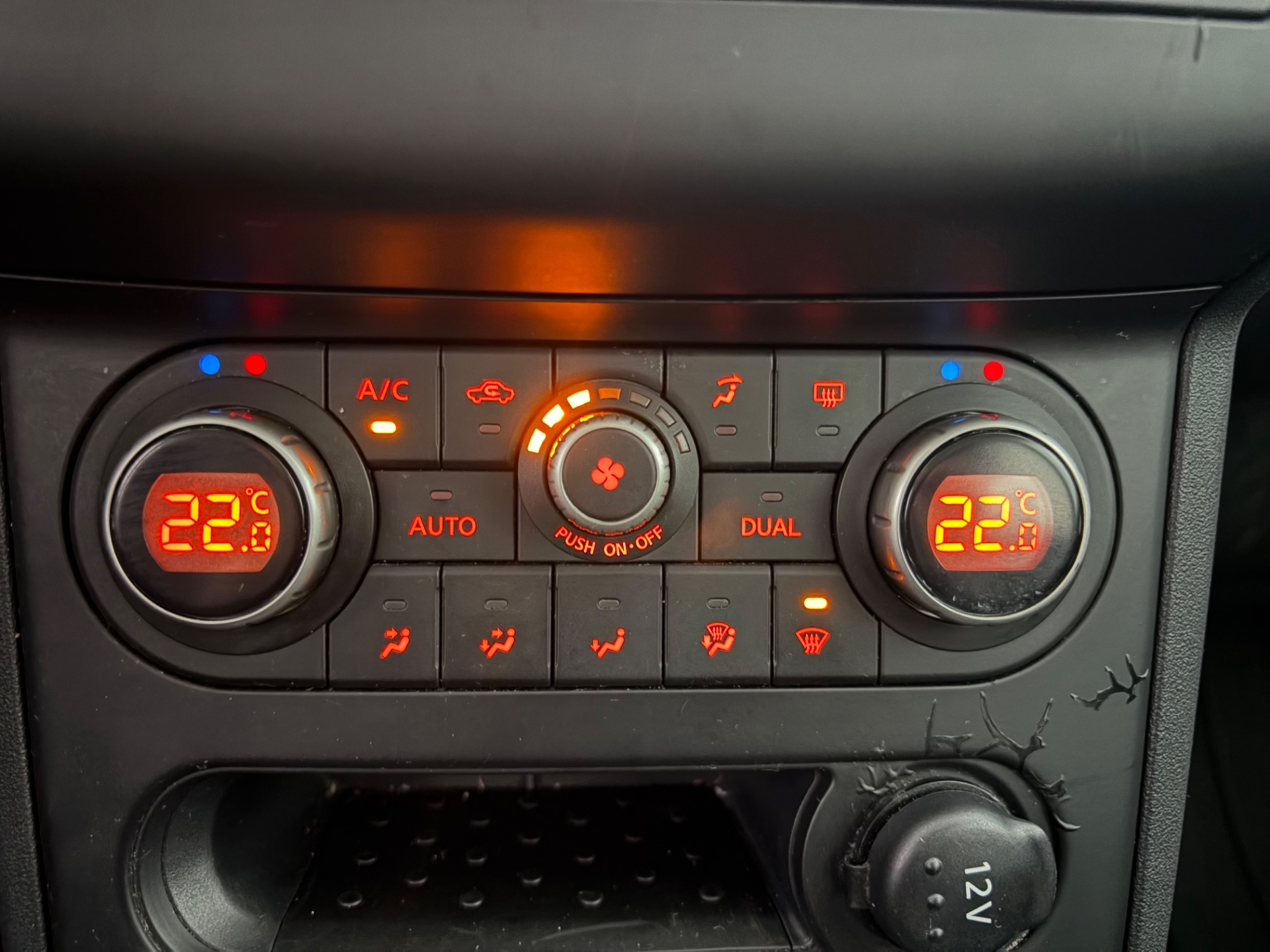 NISSAN Qashqai 2012