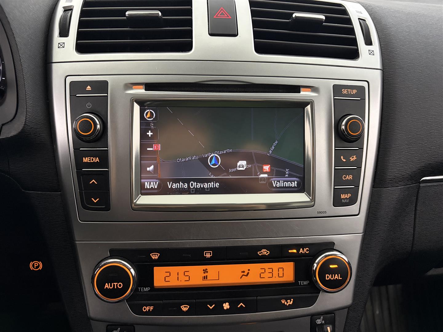 TOYOTA Avensis 2013