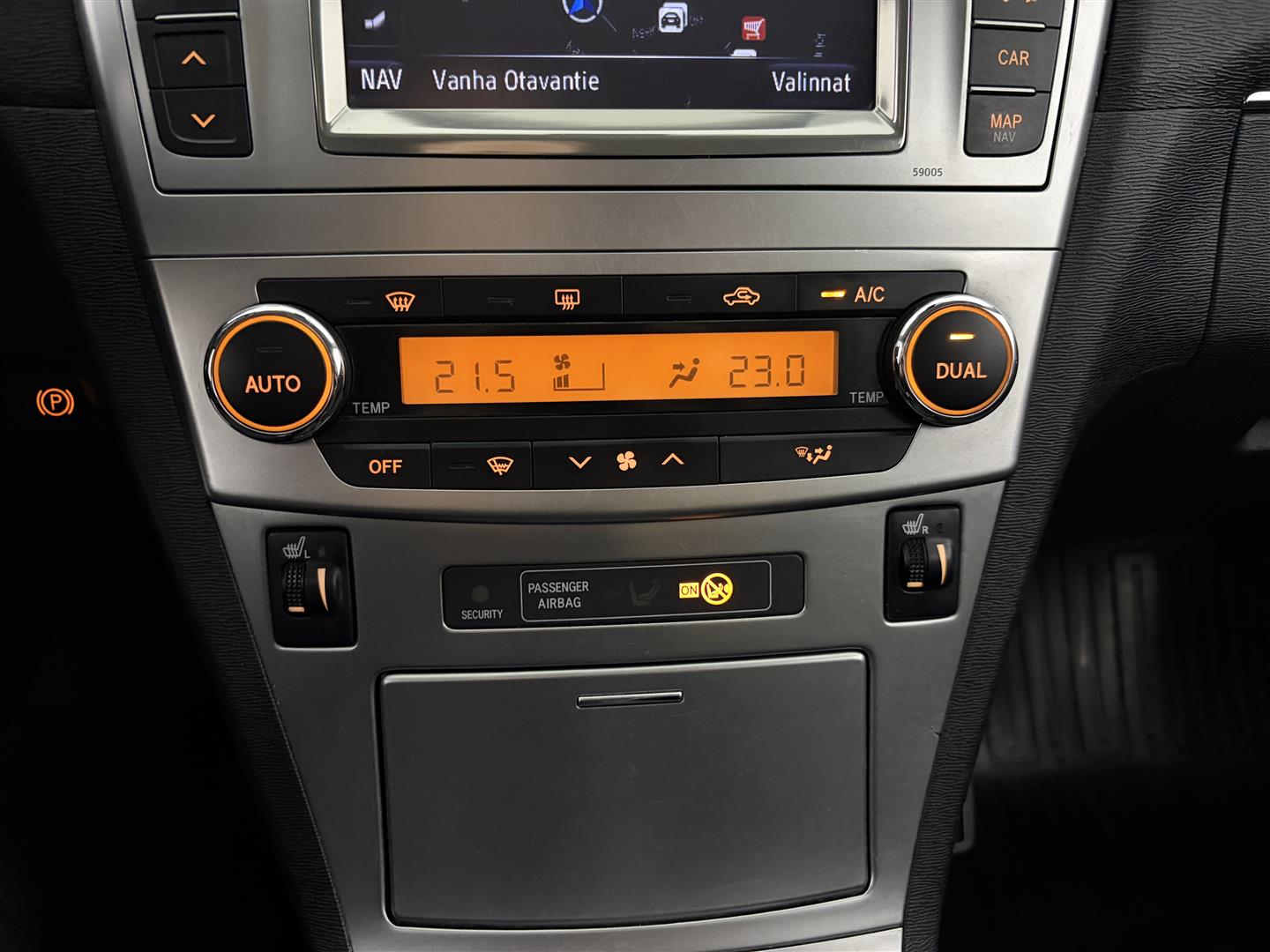 TOYOTA Avensis 2013