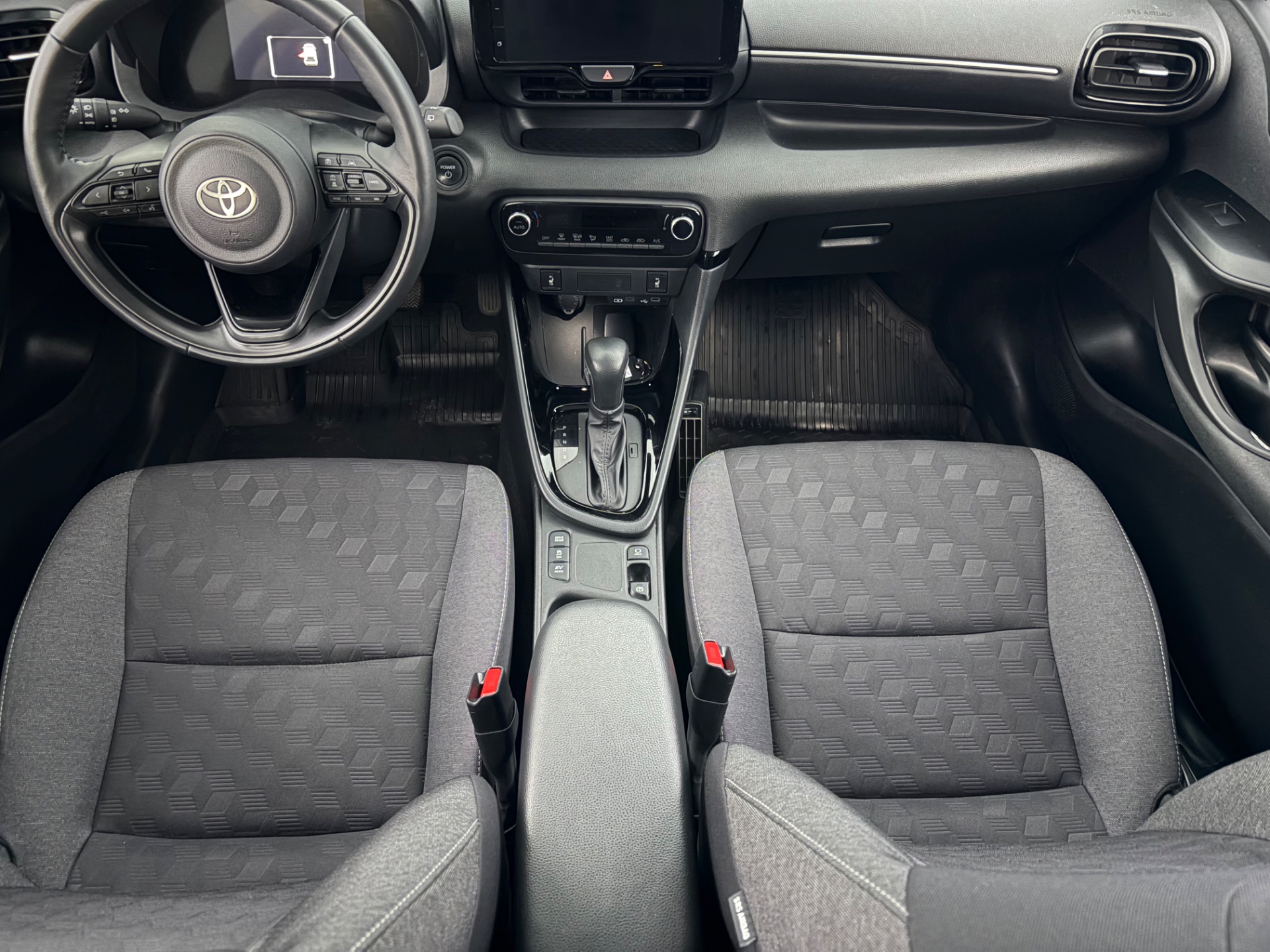 TOYOTA Yaris 2025