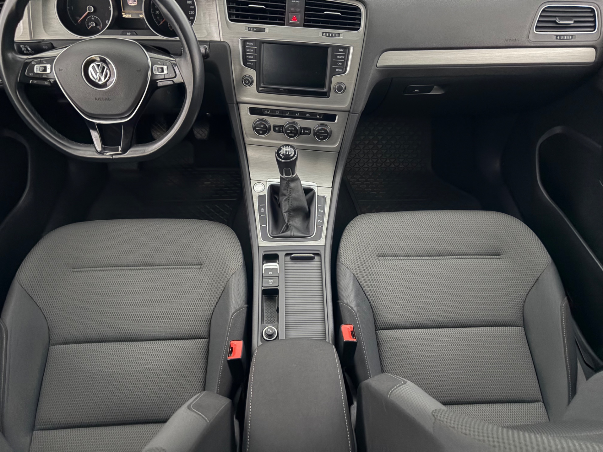 VOLKSWAGEN Golf 2016