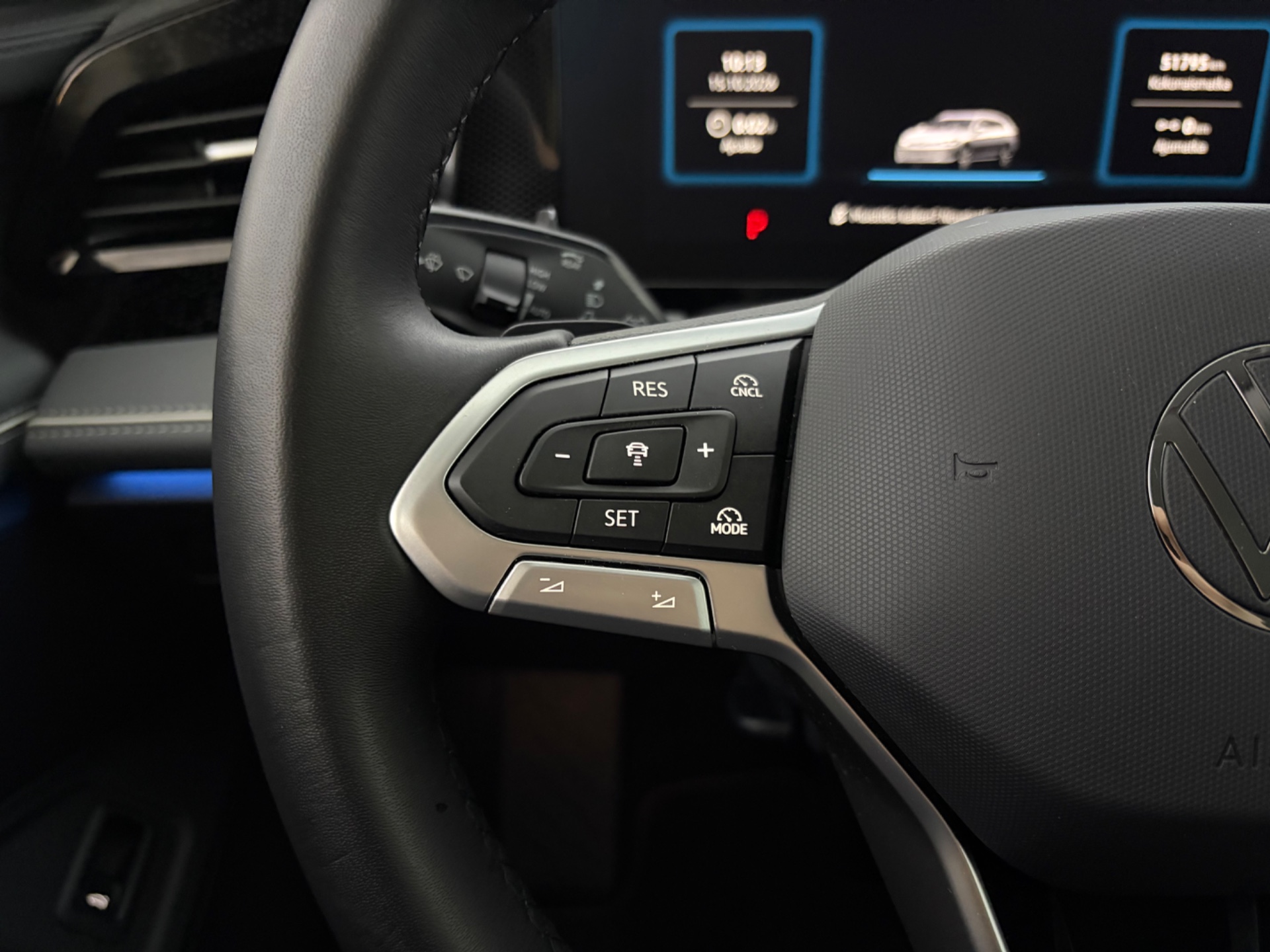 VOLKSWAGEN Passat 2024