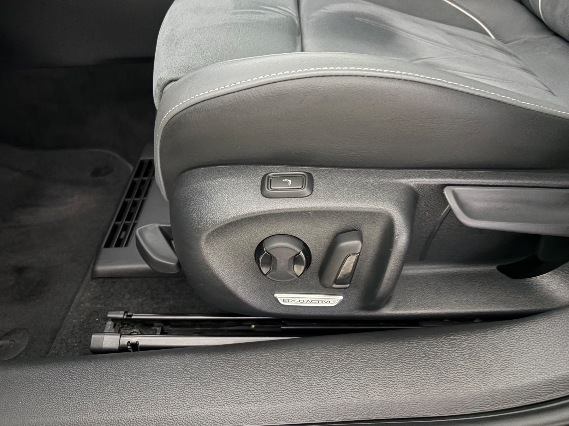 VOLKSWAGEN Passat 2024