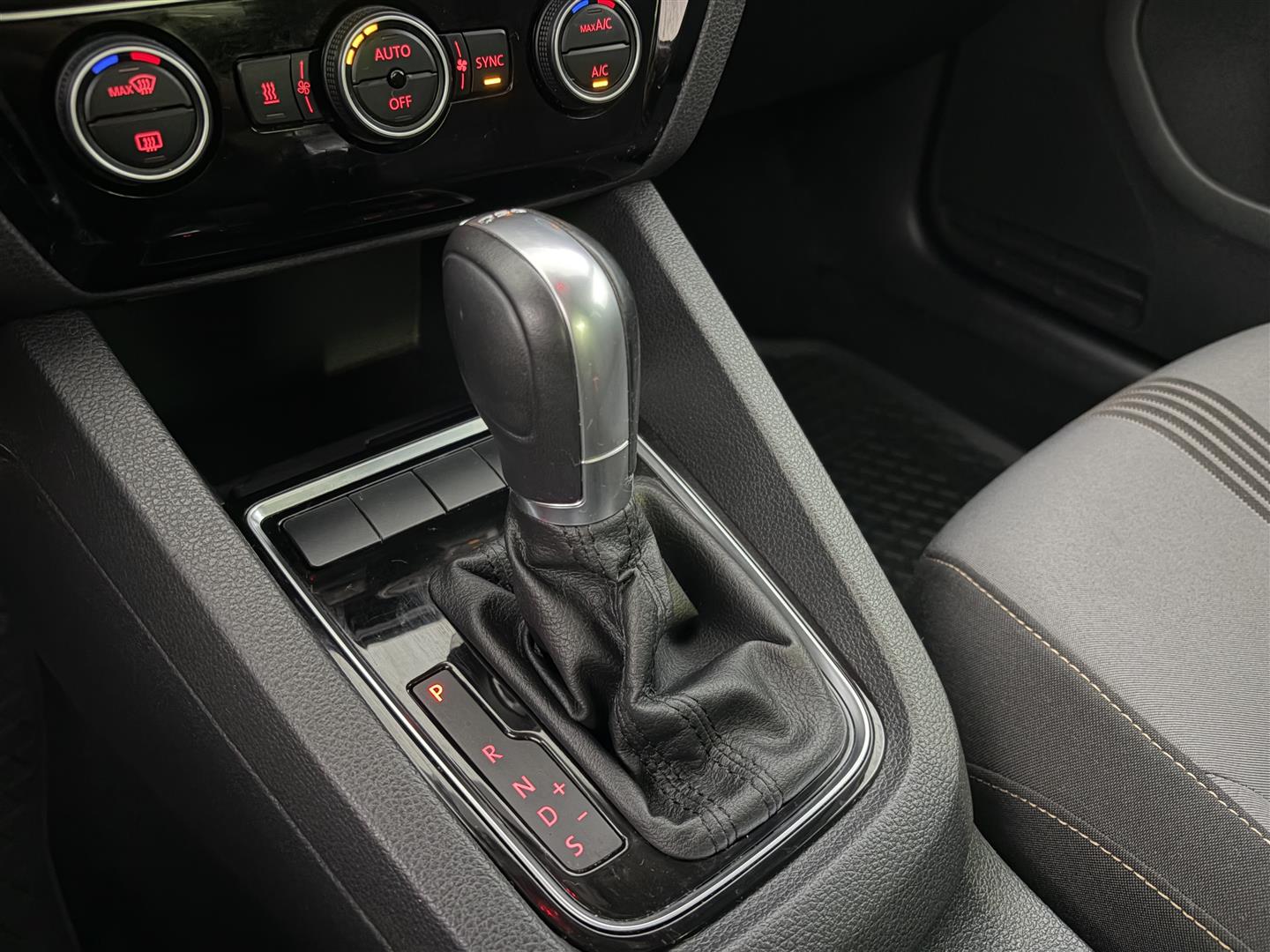 VOLKSWAGEN Jetta 2016