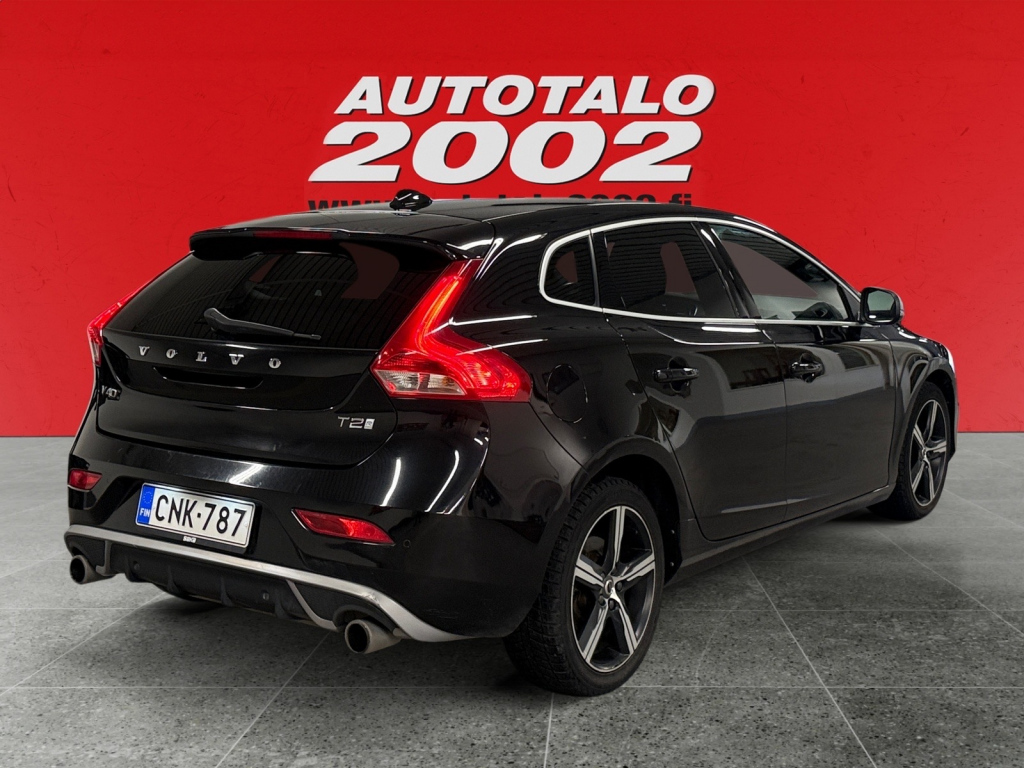 VOLVO V40 2016