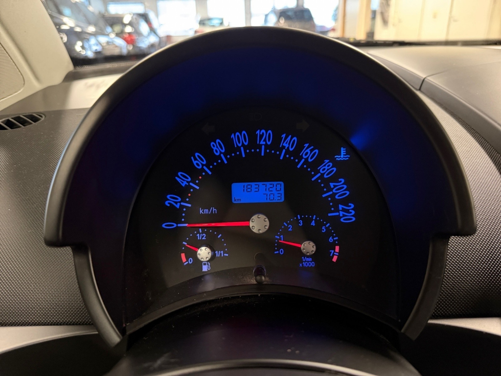 VOLKSWAGEN New Beetle 2005