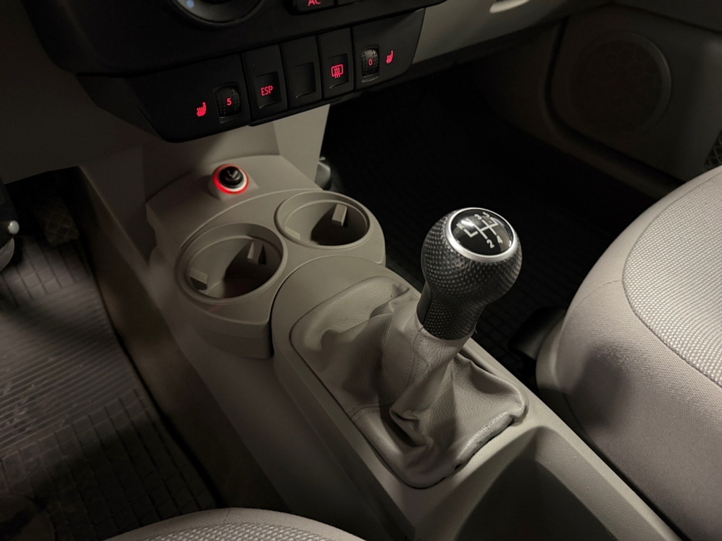 VOLKSWAGEN New Beetle 2005