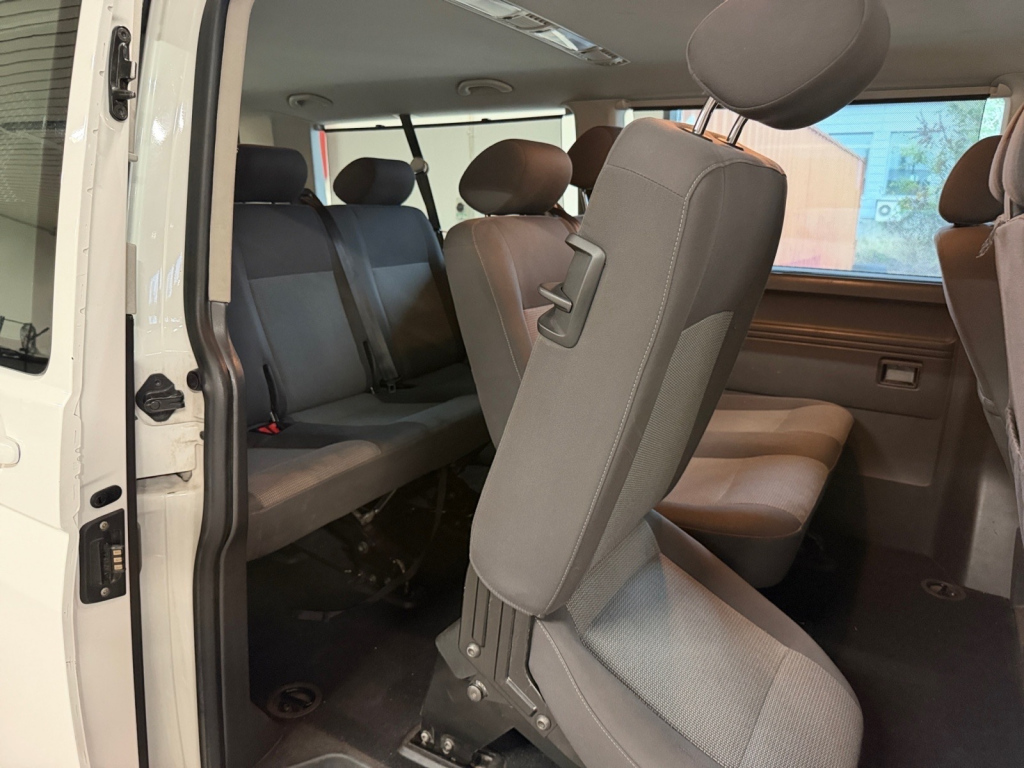 VOLKSWAGEN Caravelle 23