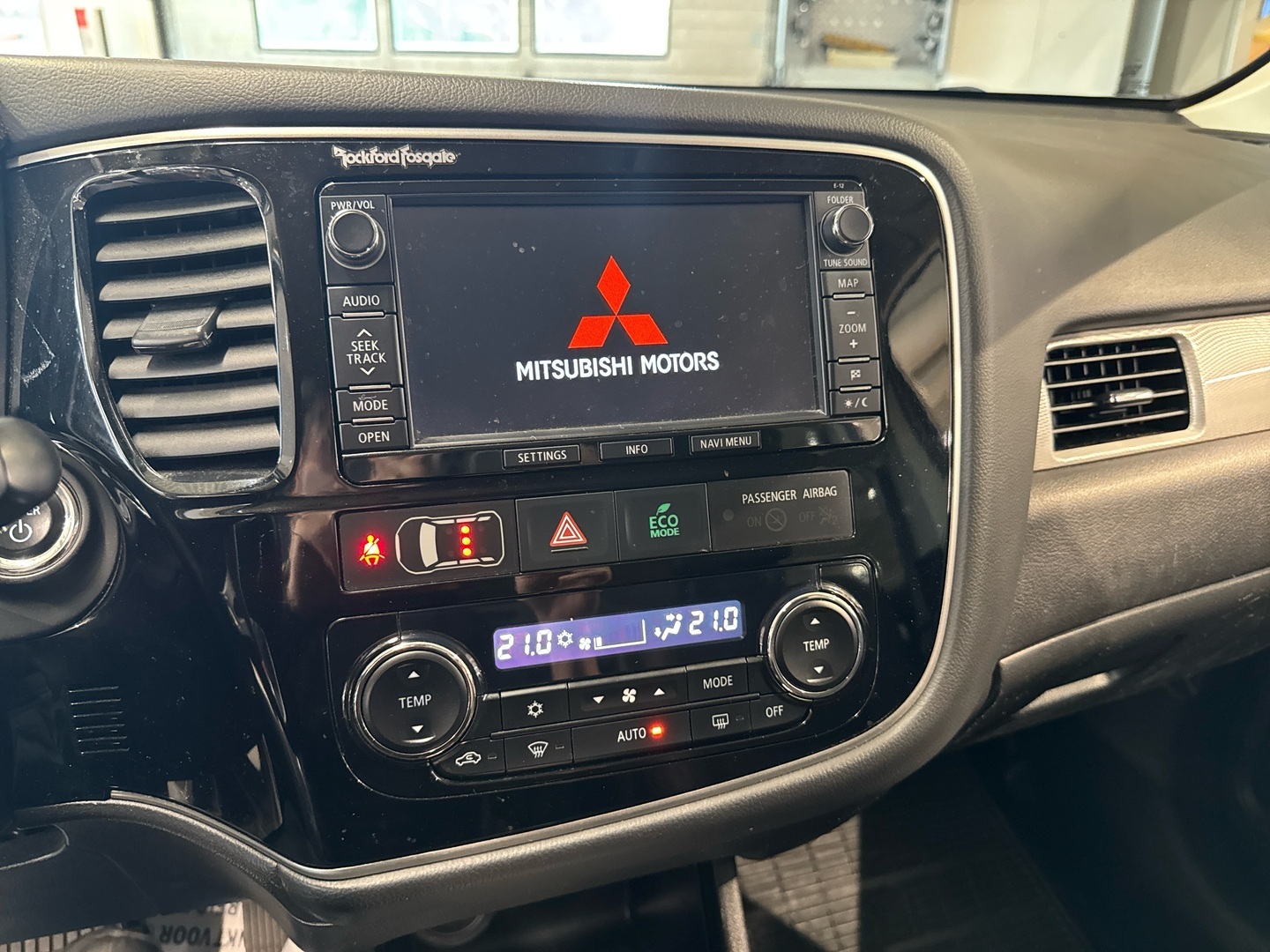 MITSUBISHI Outlander PHEV 2015