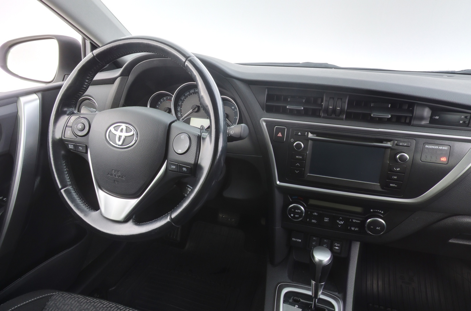 TOYOTA Auris 2015