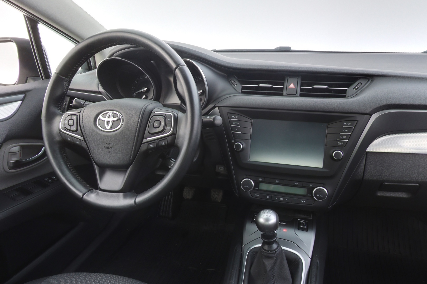 TOYOTA Avensis 2015