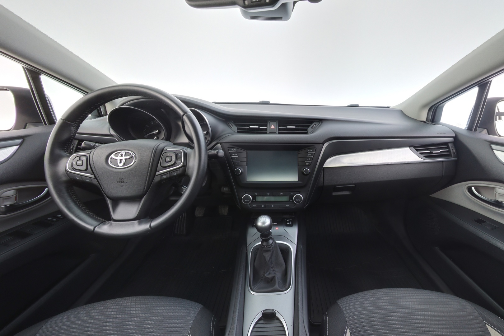 TOYOTA Avensis 2015