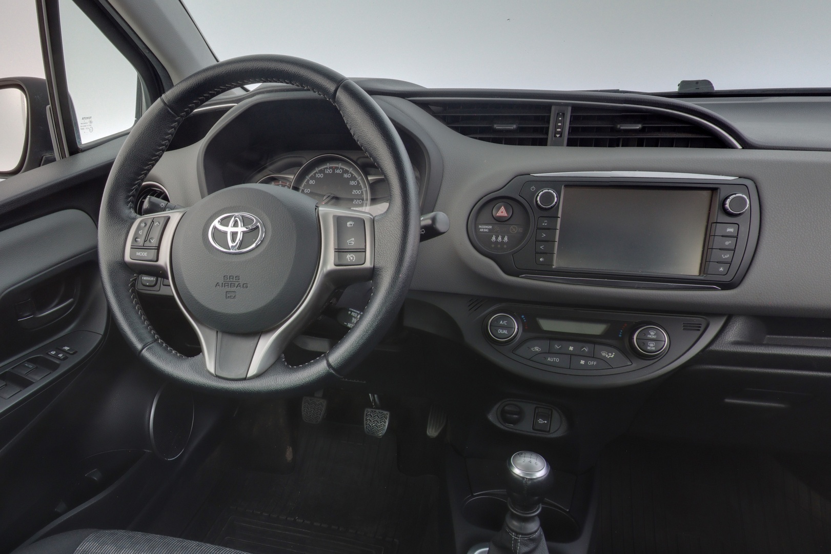 TOYOTA Yaris 2017