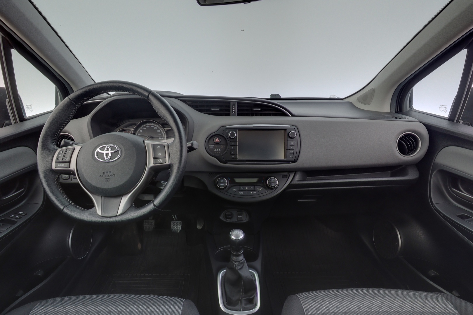 TOYOTA Yaris 2017