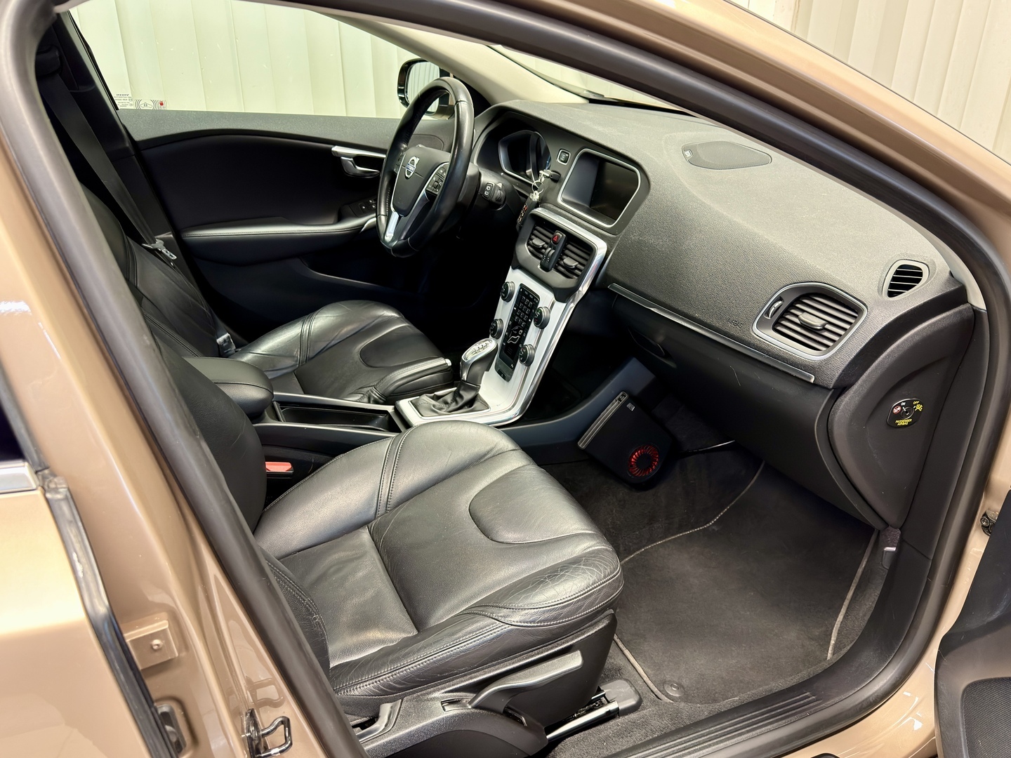 VOLVO V40 11