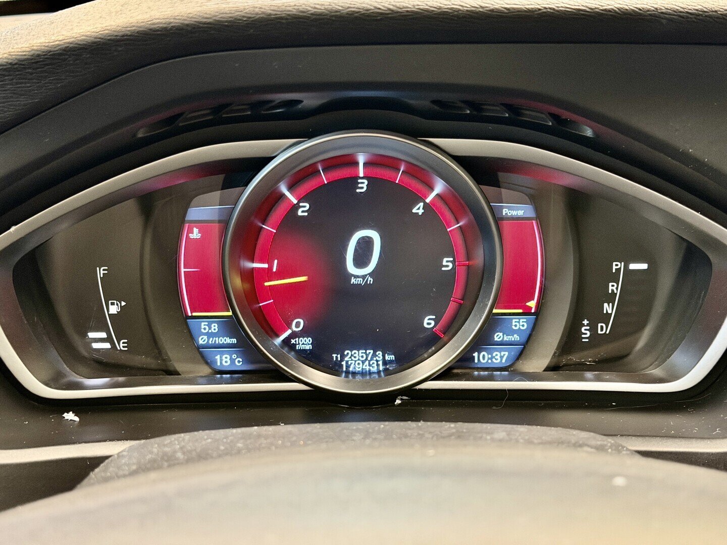 VOLVO V40 14