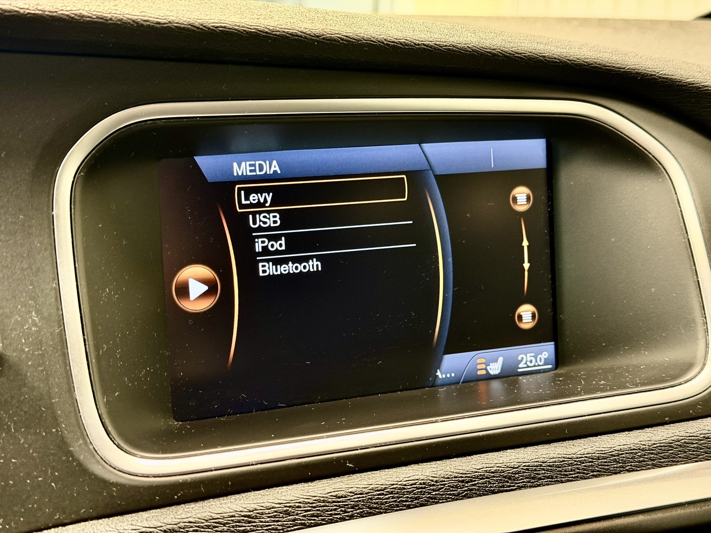 VOLVO V40 19
