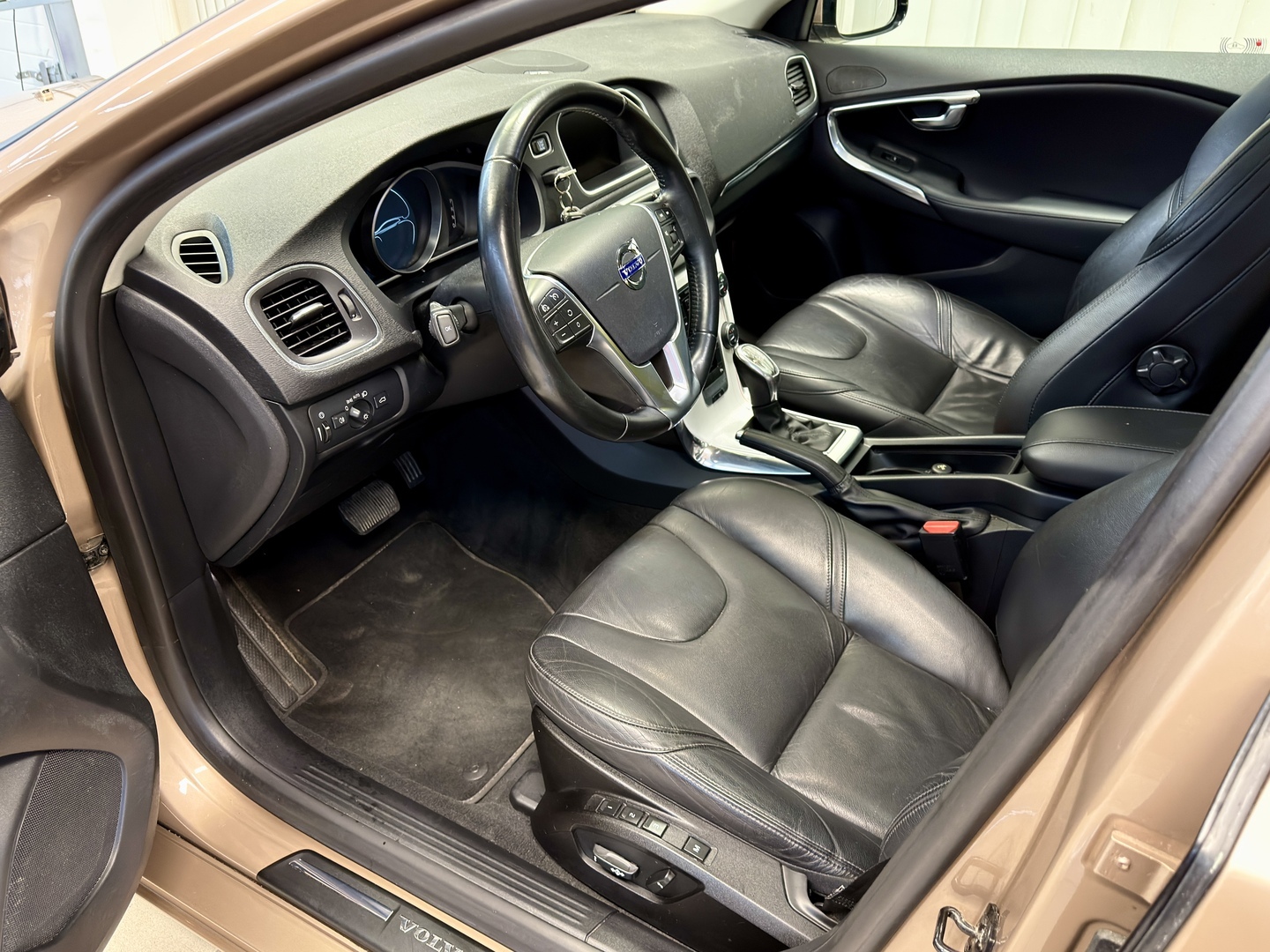VOLVO V40 8