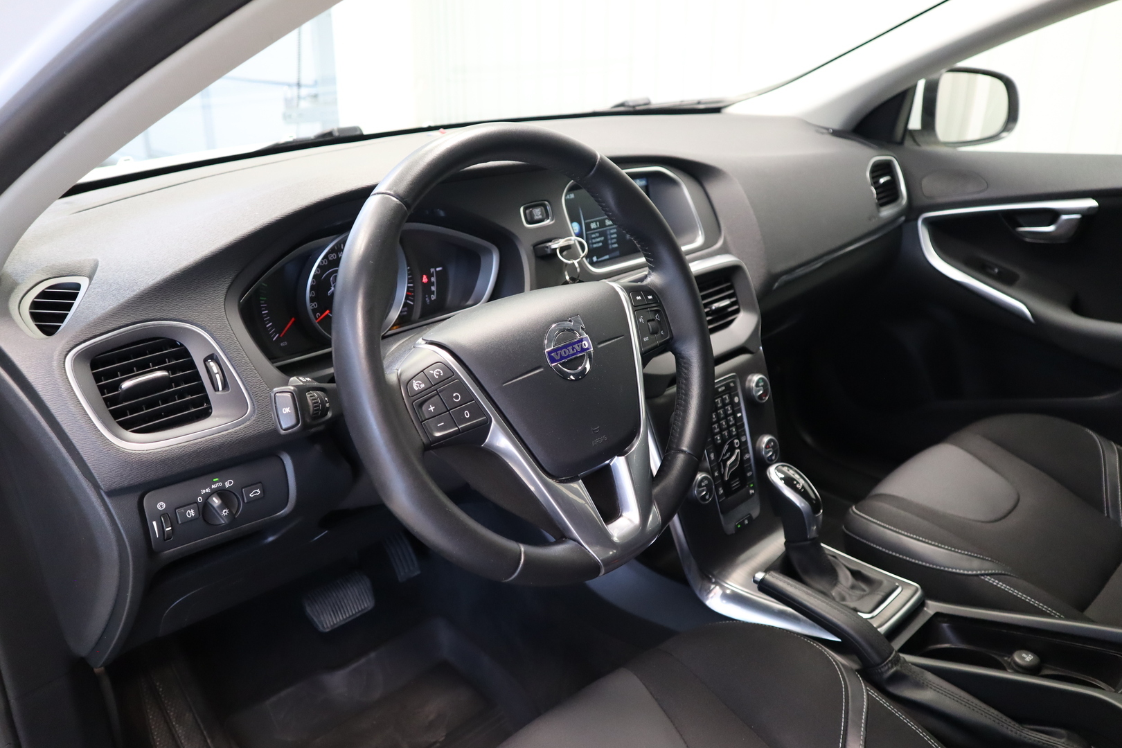 VOLVO V40 10