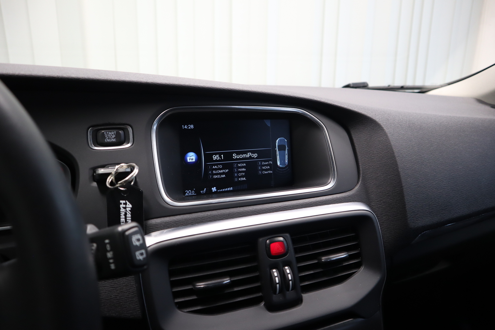 VOLVO V40 13