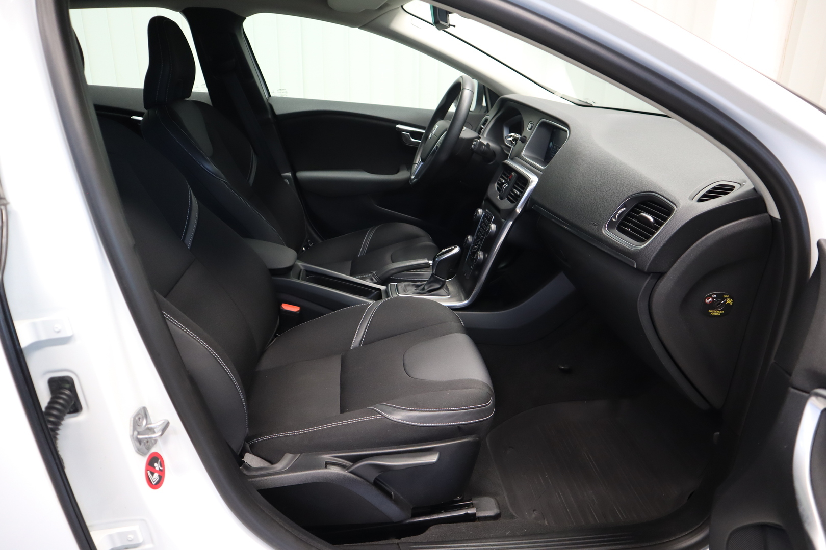 VOLVO V40 14